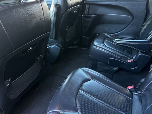 Used 2022 Chrysler Pacifica Touring-L w/ S Appearance Package FWD image 11