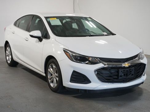 Used 2019 Chevrolet Cruze LT w/ Convenience Package FWD image 3