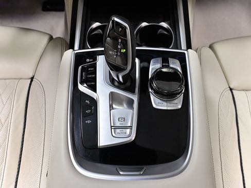 Used 2022 BMW ALPINA B7 xDrive AWD/4WD image 29