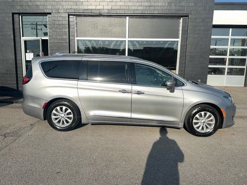 Used 2018 Chrysler Pacifica Touring-L Plus FWD image 8