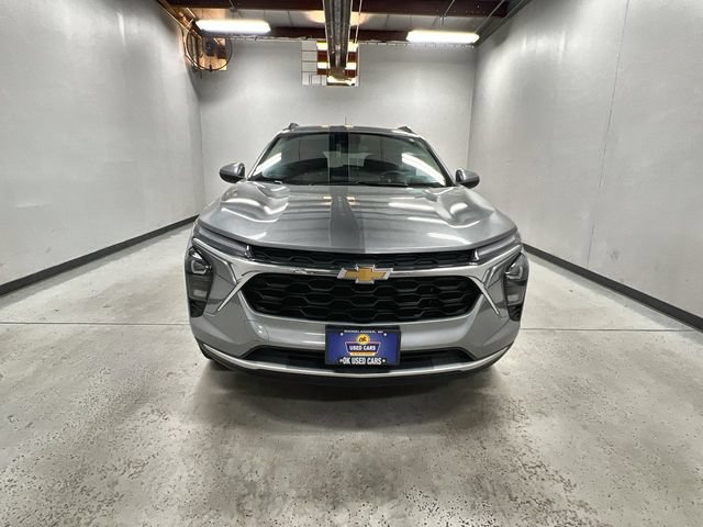 Used 2025 Chevrolet Trax LT FWD image 3