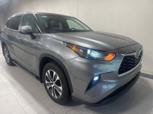 Used 2026 Toyota Highlander XLE AWD/4WD image 3