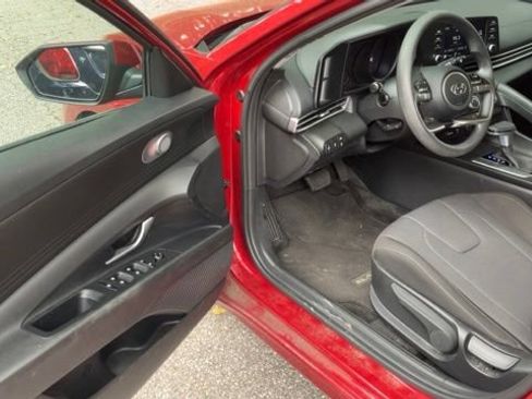 Used 2023 Hyundai Elantra SE FWD image 4