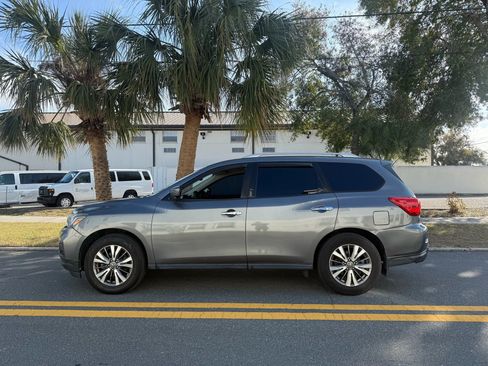 Used 2017 Nissan Pathfinder SL w/ Trailer Tow Package FWD image 5