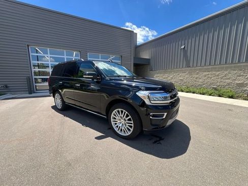 Used 2024 Ford Expedition Limited AWD/4WD image 3