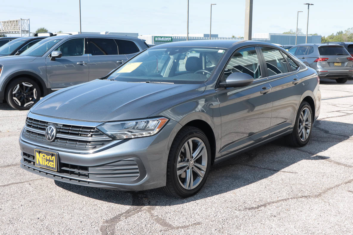 Used 2024 Volkswagen Jetta SE FWD image 3
