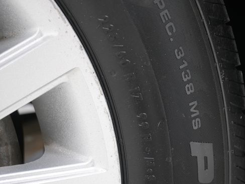 Used 2005 Lincoln Town Car Signature Limited image 17