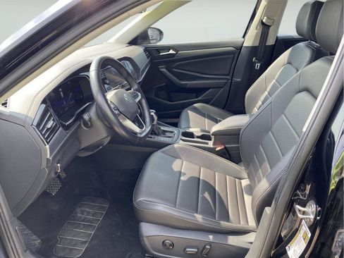 Used 2024 Volkswagen Jetta SE FWD image 9