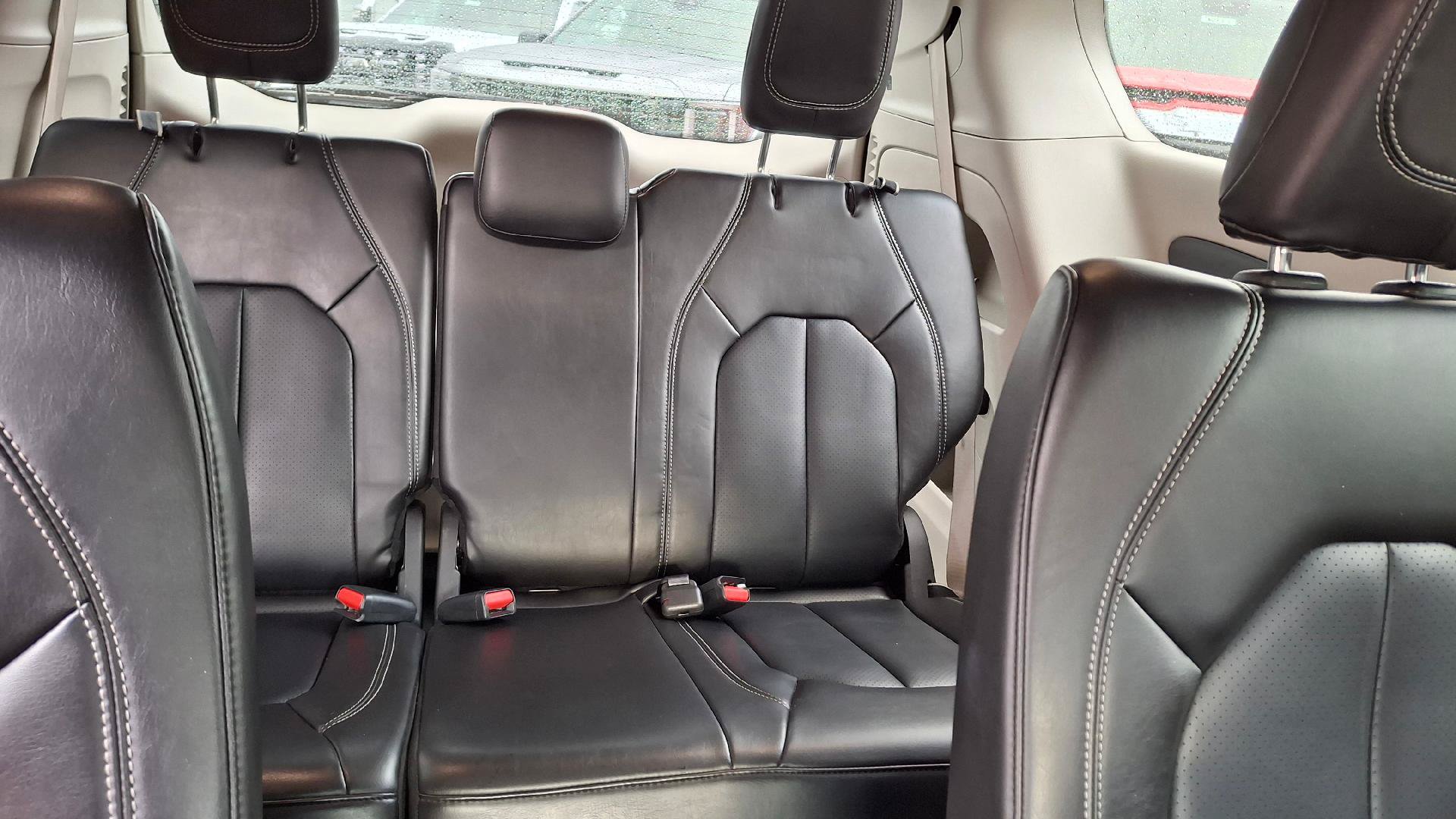 Used 2023 Chrysler Pacifica Touring-L FWD image 13