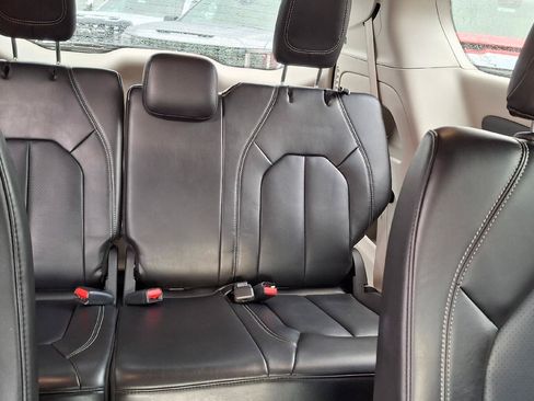 Used 2023 Chrysler Pacifica Touring-L FWD image 13