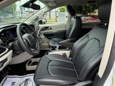 Used 2024 Chrysler Pacifica Touring-L FWD image 30