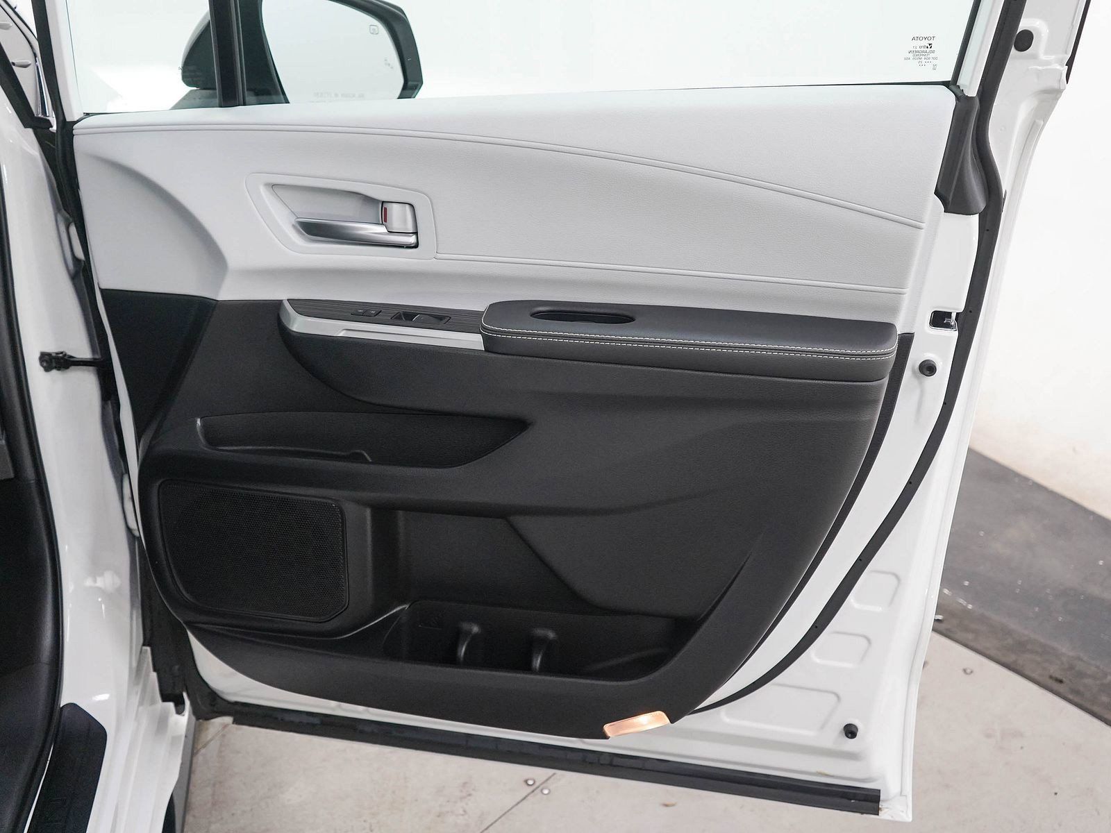 Used 2025 Toyota Sienna XSE AWD/4WD image 9