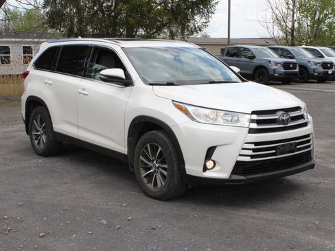 Used 2019 Toyota Highlander XLE AWD/4WD image 3