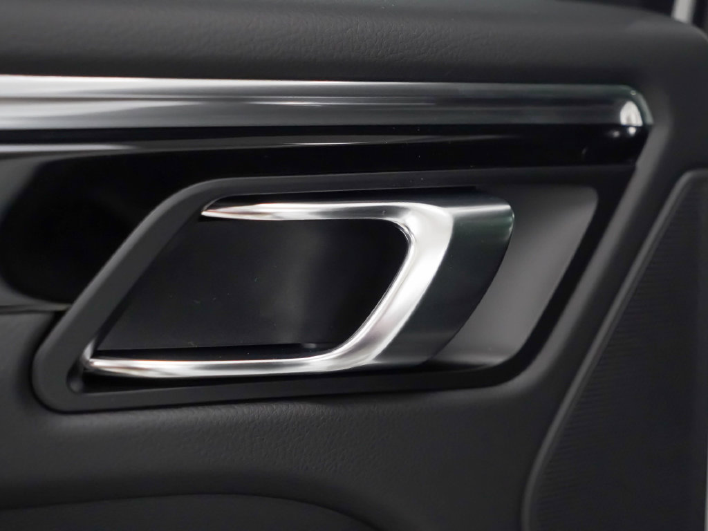 Certified 2026 Porsche Macan AWD/4WD image 15