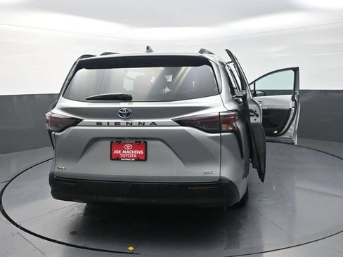 Used 2025 Toyota Sienna XLE FWD image 43