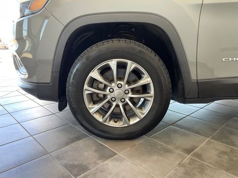 Used 2019 Jeep Cherokee Latitude Plus w/ Cold Weather Group AWD/4WD image 12
