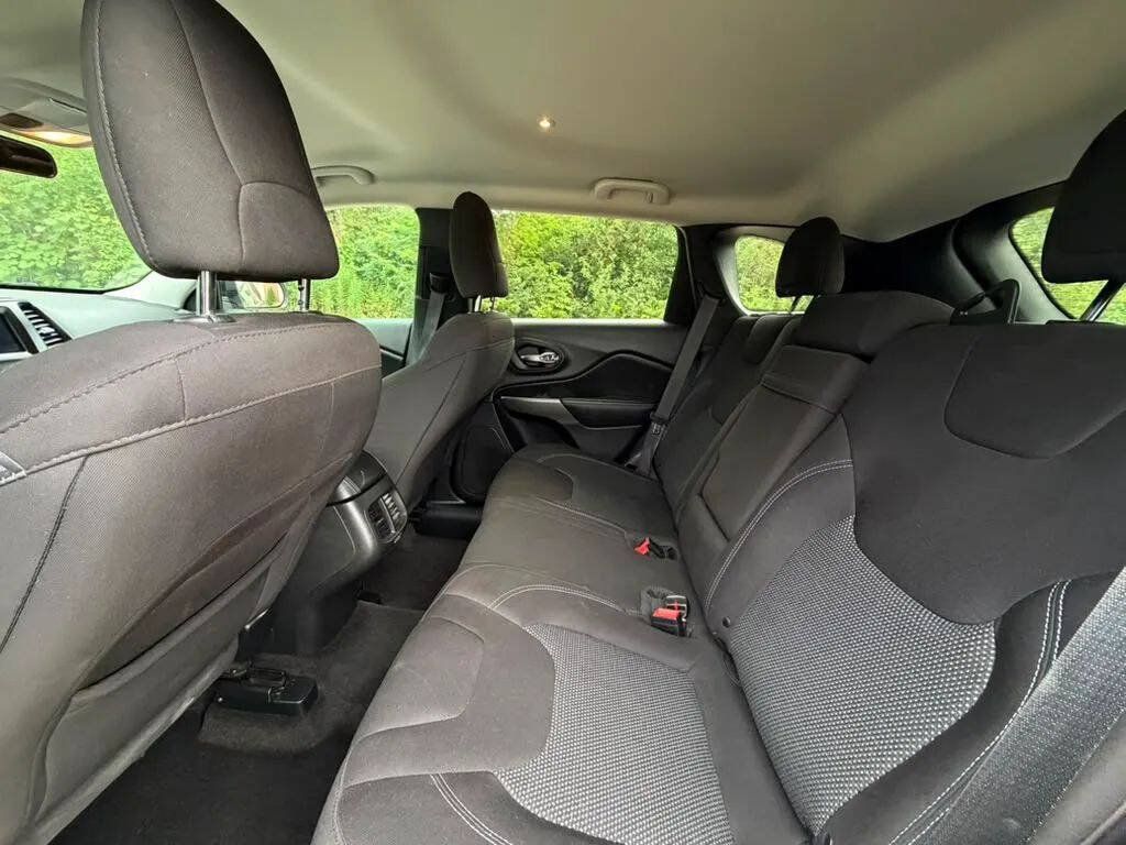 Used 2019 Jeep Cherokee Latitude w/ Popular Appearance Group FWD image 9