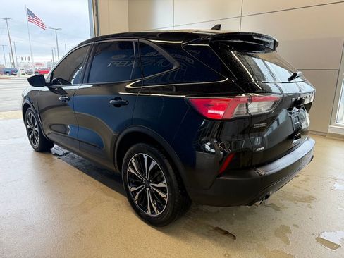 Used 2022 Ford Escape SE w/ SE Sport Appearance Package image 3
