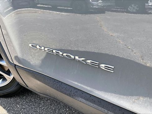 Used 2019 Jeep Cherokee Latitude Plus AWD/4WD image 30