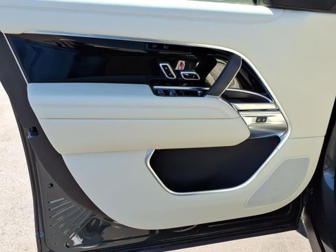 Used 2025 Land Rover Range Rover SE image 14