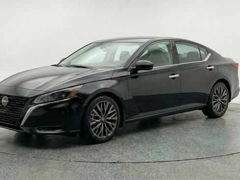 Used 2025 Nissan Altima 2.5 SV FWD image 3