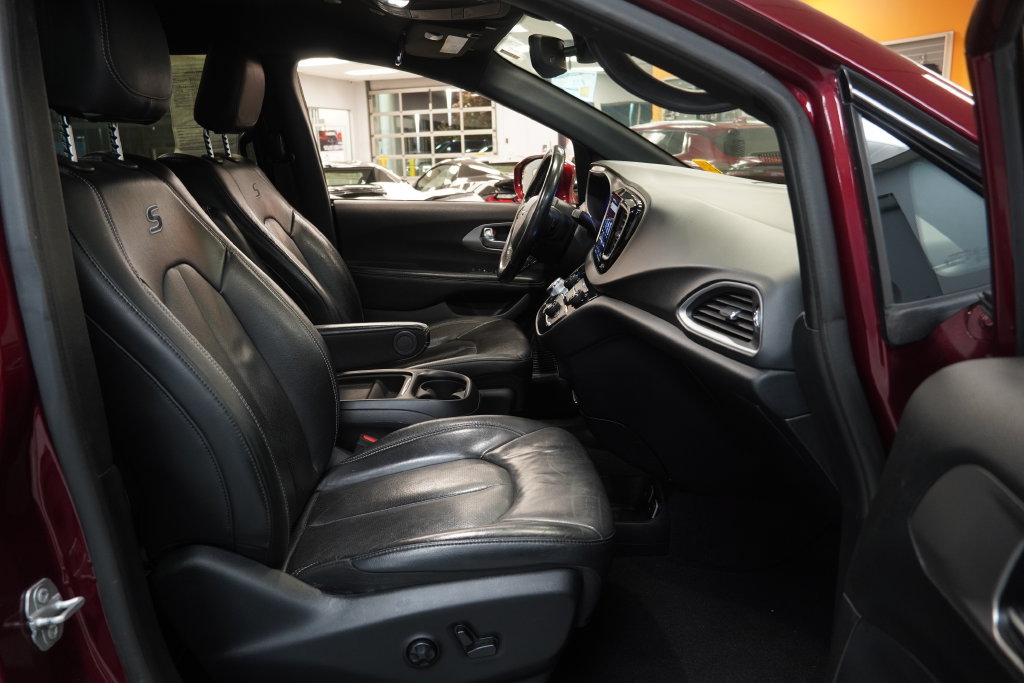 Used 2020 Chrysler Pacifica Touring-L AWD/4WD image 35