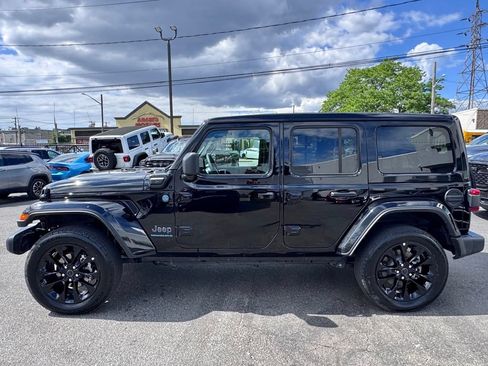 Used 2025 Jeep Wrangler Unlimited Sahara w/ Safety Group AWD/4WD image 4