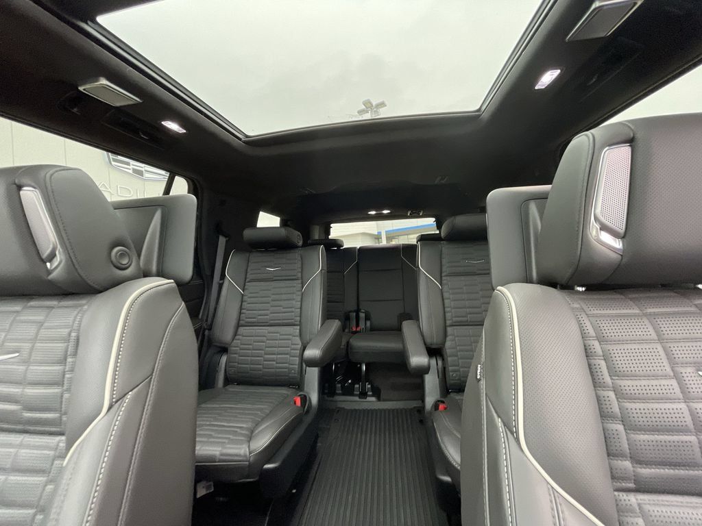 Used 2025 Cadillac Escalade Sport Platinum w/ LPO, ONYX Package AWD/4WD image 18