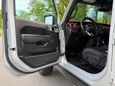 Used 2022 Jeep Wrangler Unlimited Rubicon w/ Dual Top Group AWD/4WD image 13