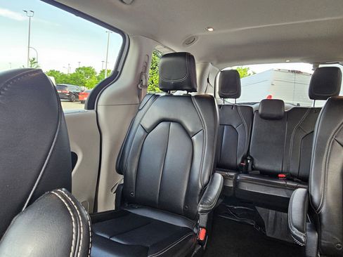 Used 2023 Chrysler Pacifica Touring-L FWD image 24