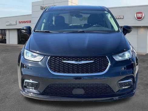 Used 2024 Chrysler Pacifica Touring-L FWD image 2