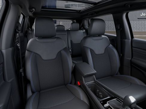 New 2025 Jeep Compass Latitude w/ Sun & Sound Group AWD/4WD image 17