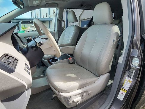 Used 2012 Toyota Sienna XLE image 12