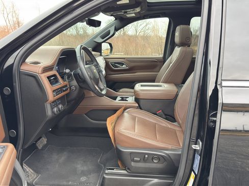 Used 2023 Chevrolet Suburban High Country image 16