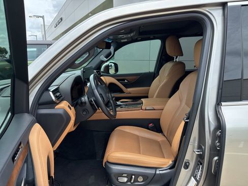 Used 2022 Lexus LX 600 4WD image 2