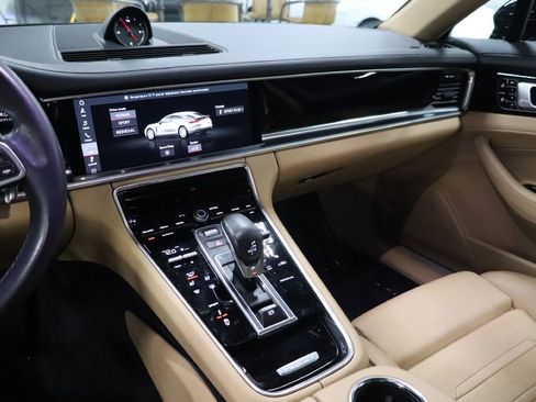 Used 2020 Porsche Panamera image 32