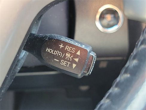 Used 2019 Toyota Highlander SE w/ Carpet Mat Package (TMS) image 18