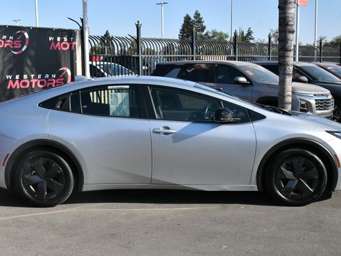 Used 2024 Toyota Prius LE FWD image 9