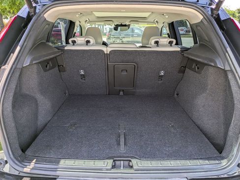 Certified 2022 Volvo XC40 T4 Momentum FWD image 13