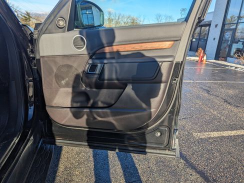 Used 2018 Land Rover Discovery HSE image 31