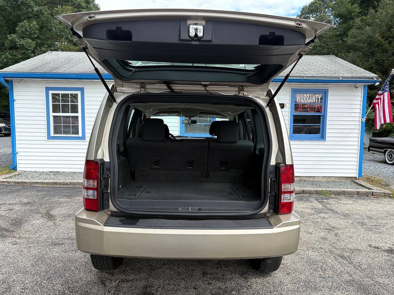 Used 2010 Jeep Liberty Sport AWD/4WD image 6
