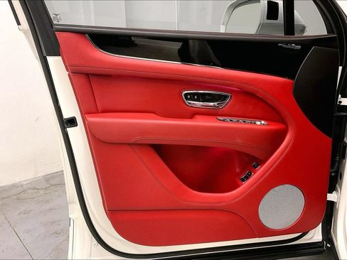 Used 2022 Bentley Bentayga AWD/4WD image 19