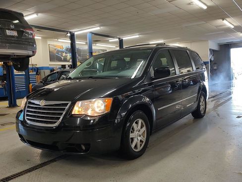 Used 2010 Chrysler Town & Country Touring FWD image 23