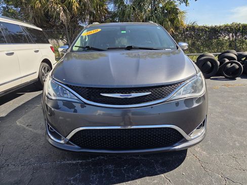Used 2020 Chrysler Pacifica Limited image 2