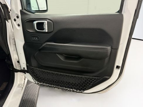 Used 2018 Jeep Wrangler Unlimited Sahara w/ LED Lighting Group AWD/4WD image 32