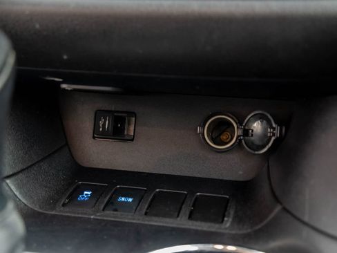 Used 2015 Toyota Highlander LE image 19