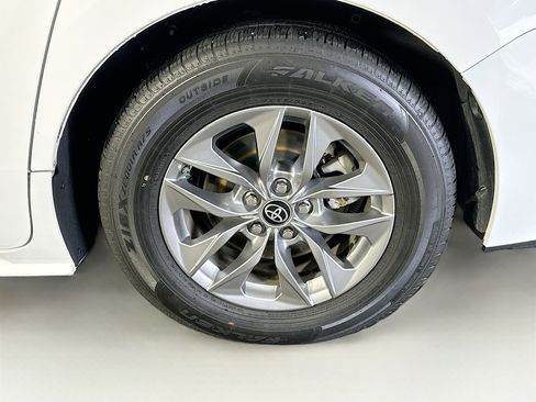 Used 2025 Toyota Sienna LE image 11