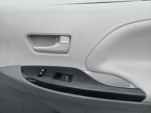 Used 2013 Toyota Sienna LE w/ Towing Pkg image 16