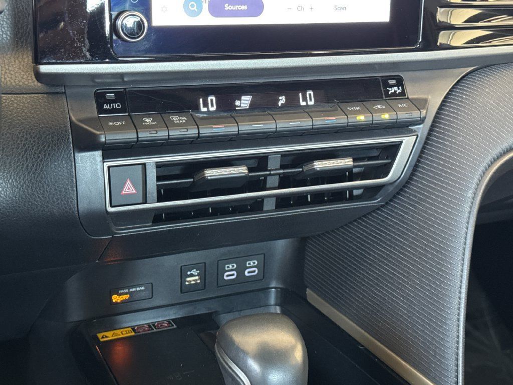 Used 2025 Toyota Camry SE FWD image 18