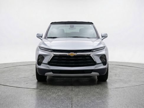 Used 2025 Chevrolet Blazer LT FWD image 2